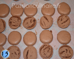 Assemblage des coques de macarons au chocolat