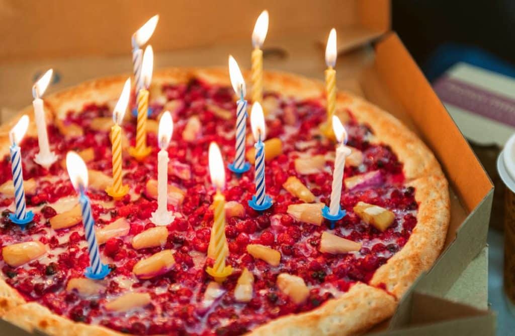 Pizza sucrée pour un anniversaire