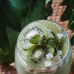 Soupe d'herbes aux fruits frais