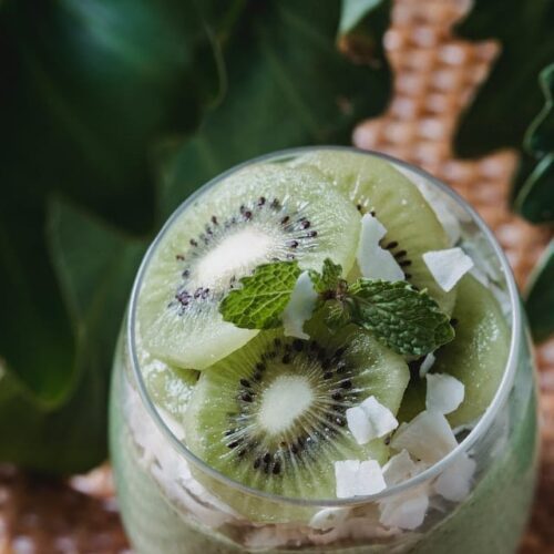 Soupe d'herbes aux fruits frais