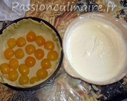 Abricots disposés dans le fond de tarte
