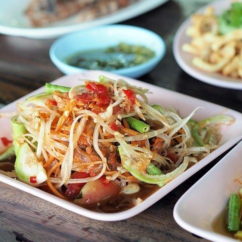 Salade thaï au poulet et noix de coco