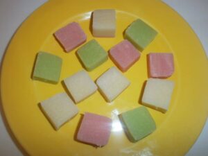 Découpe de la pâte d'amandes