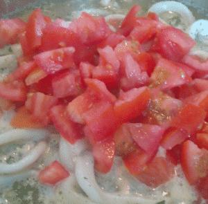 Ajout des tomates pour faire la sauce