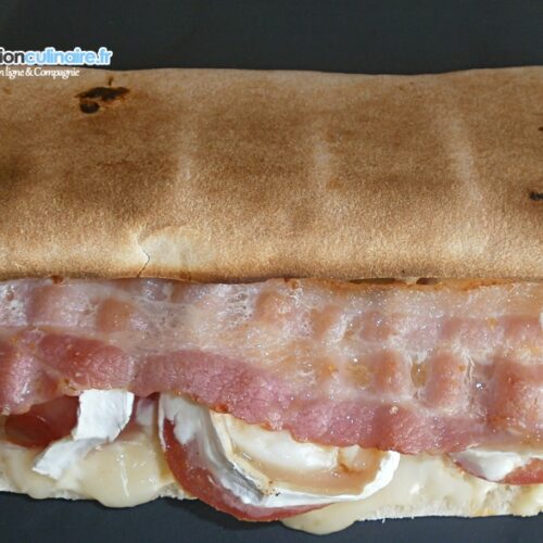 Sandwich façon panini au chèvre, tomates et miel