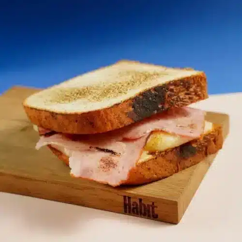 Croque Monsieur au jambon, cantal et oignons
