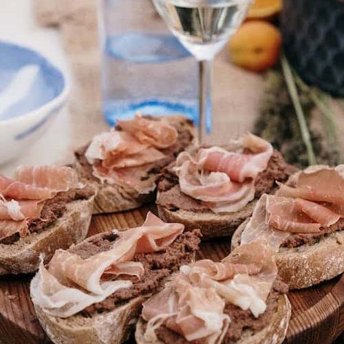 Tartine aux oignons, bacon et morbier