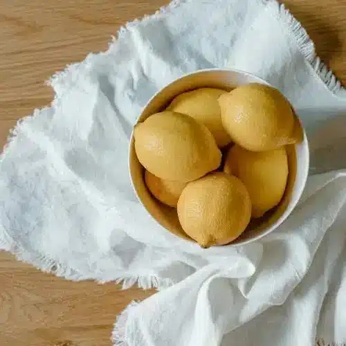 Citrons farcis au thon, riz blanc et œuf dur