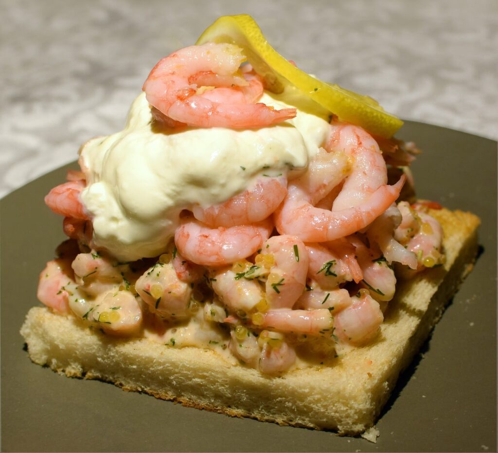 Toasts apéritifs aux crevettes sautées et crème safranée
