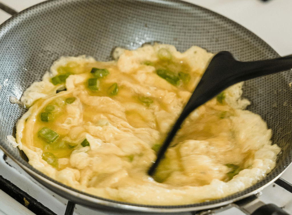 Cuisson dune omelette au gaz