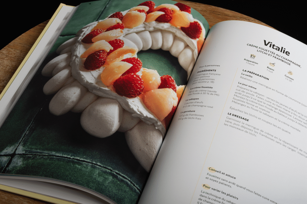 Recette tirée du livre d'une pavlova à la crème fouettée au champagne, litchi et framboise