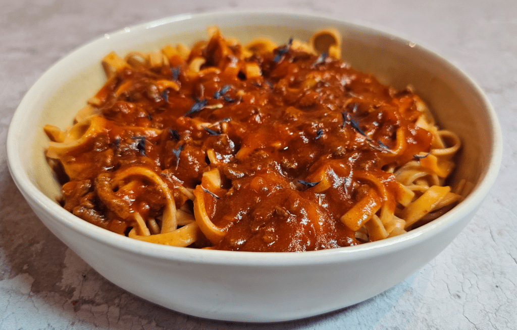 Tagliatelles piment d'Espelette nappée d'une sauce rouge