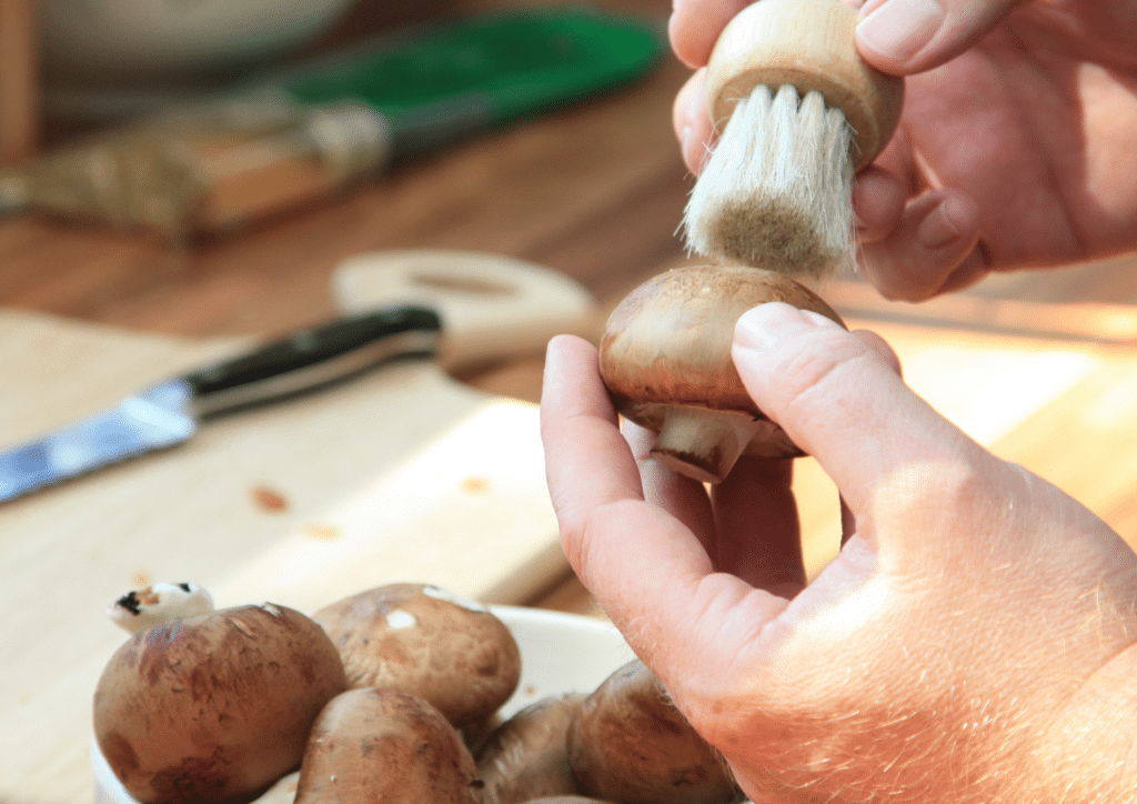 Champignons de Paris brossés avant la préparation en cuisine