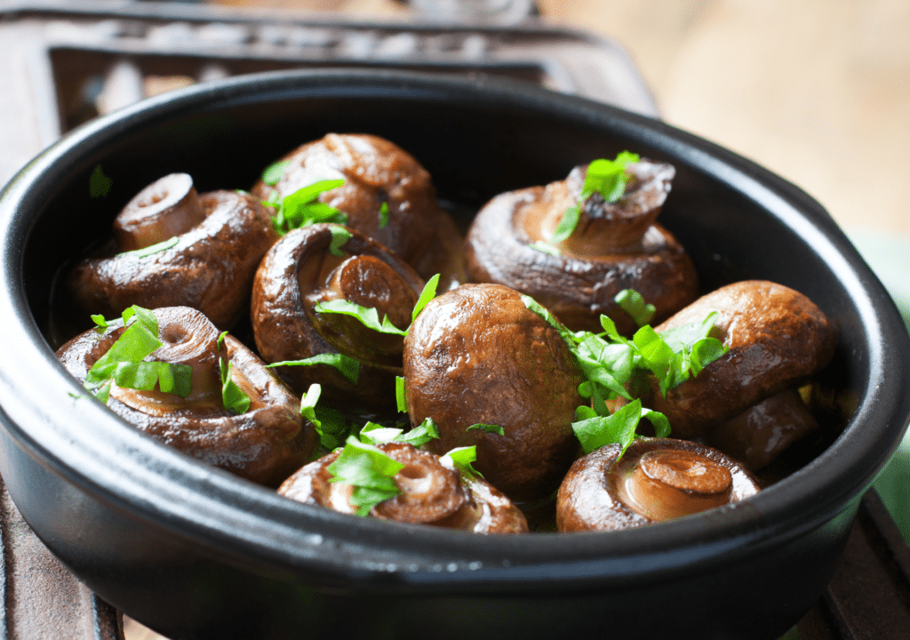 Champignons de Paris cuits au four, prêts à être dégustés